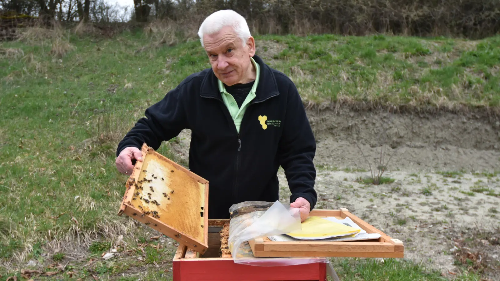 Josef Weiss am Bienenhaus. Lange hatte er herumgetüftelt und eine Lüftung eingebaut, damit die Honigsammlerinnen im Winter möglichst nicht frieren müssen und auch genügend Luft haben. (Foto: Anita Dlugoß)
