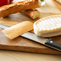 Wie lässt sich Weichkäse schneiden, ohne dass er am Messer kleben bleibt? (Foto: Christin Klose/dpa-tmn)