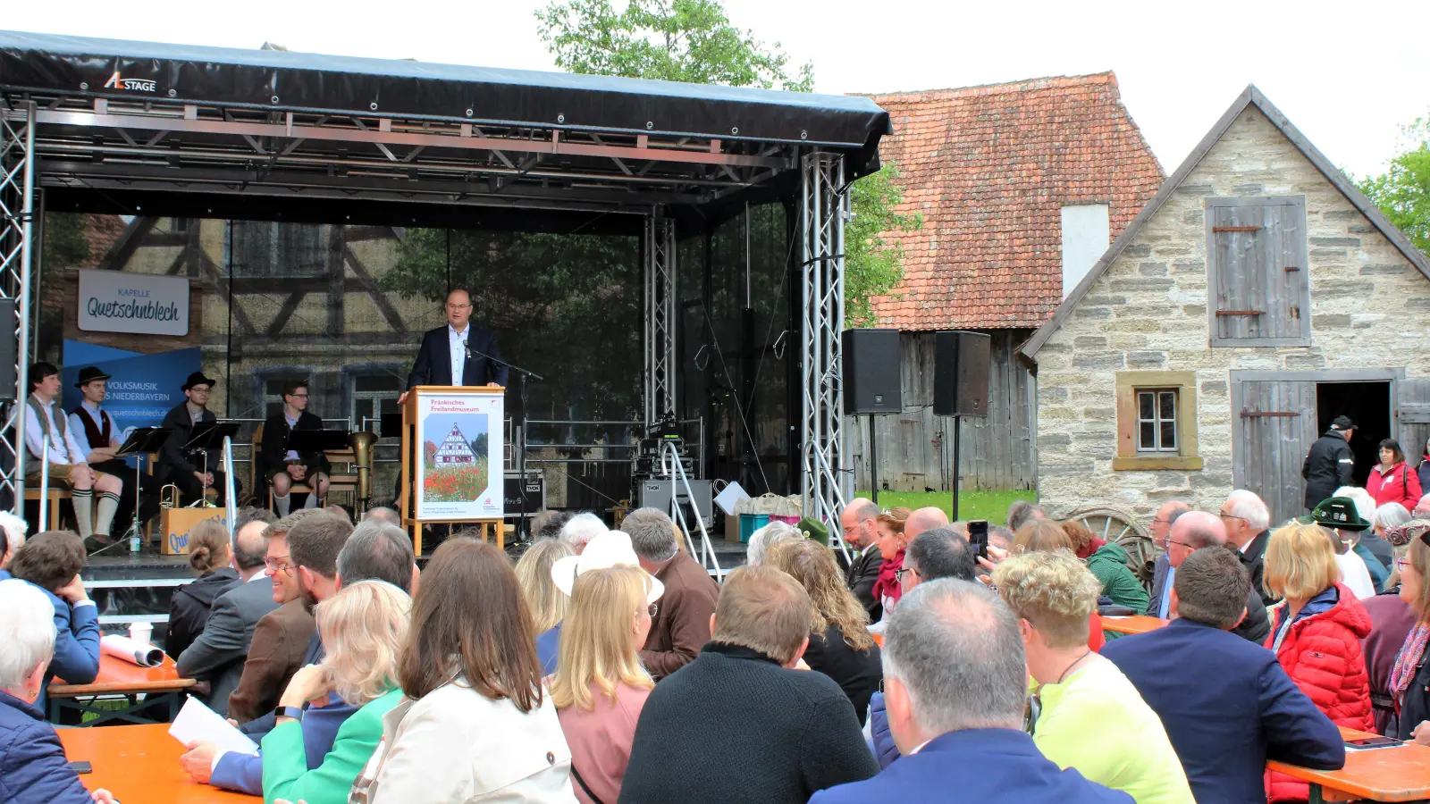 Bayerns Heimatminister Albert Füracker hat im Fränkischen Freilandmuseum in Bad Windsheim den „Tag des immateriellen Kulturerbes“ eröffnet. (Foto: Diane Mayer)