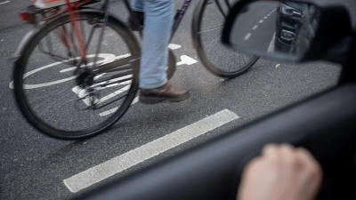Die Gefahr durch Dooringunfälle wird in der Regel unterschätzt. (Archivfoto)  (Foto: Sebastian Gollnow/dpa)