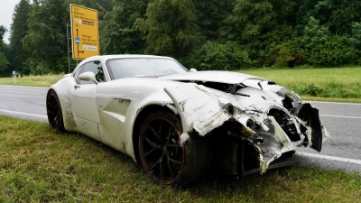 Teurer Unfall: Auf regennasser Straße prallt der Luxuswagen gegen die Leitplanke. (Foto: Braun/swd-medien/dpa)