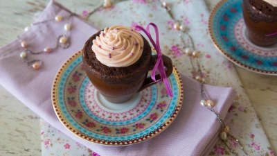 Der Schoko-Tassenkuchen von Food-Bloggerin Angelina Antal enthält einen Schuss Rotwein und ein Frischkäse-Topping. (Foto: Angelina Antal/zimtblume.de/dpa-tmn)