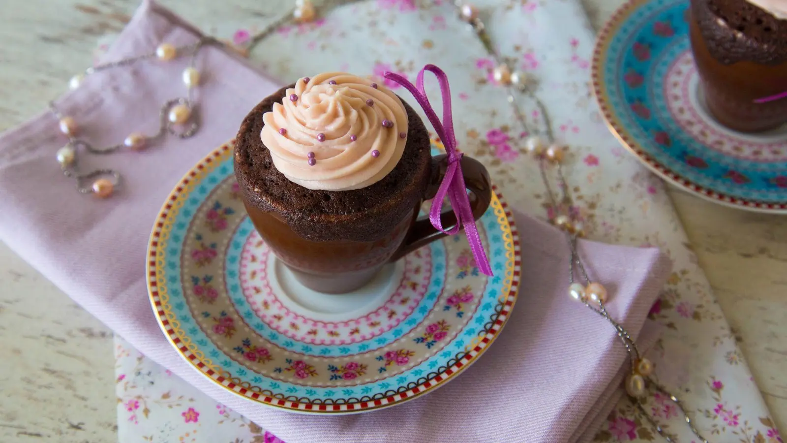 Der Schoko-Tassenkuchen von Food-Bloggerin Angelina Antal enthält einen Schuss Rotwein und ein Frischkäse-Topping. (Foto: Angelina Antal/zimtblume.de/dpa-tmn)