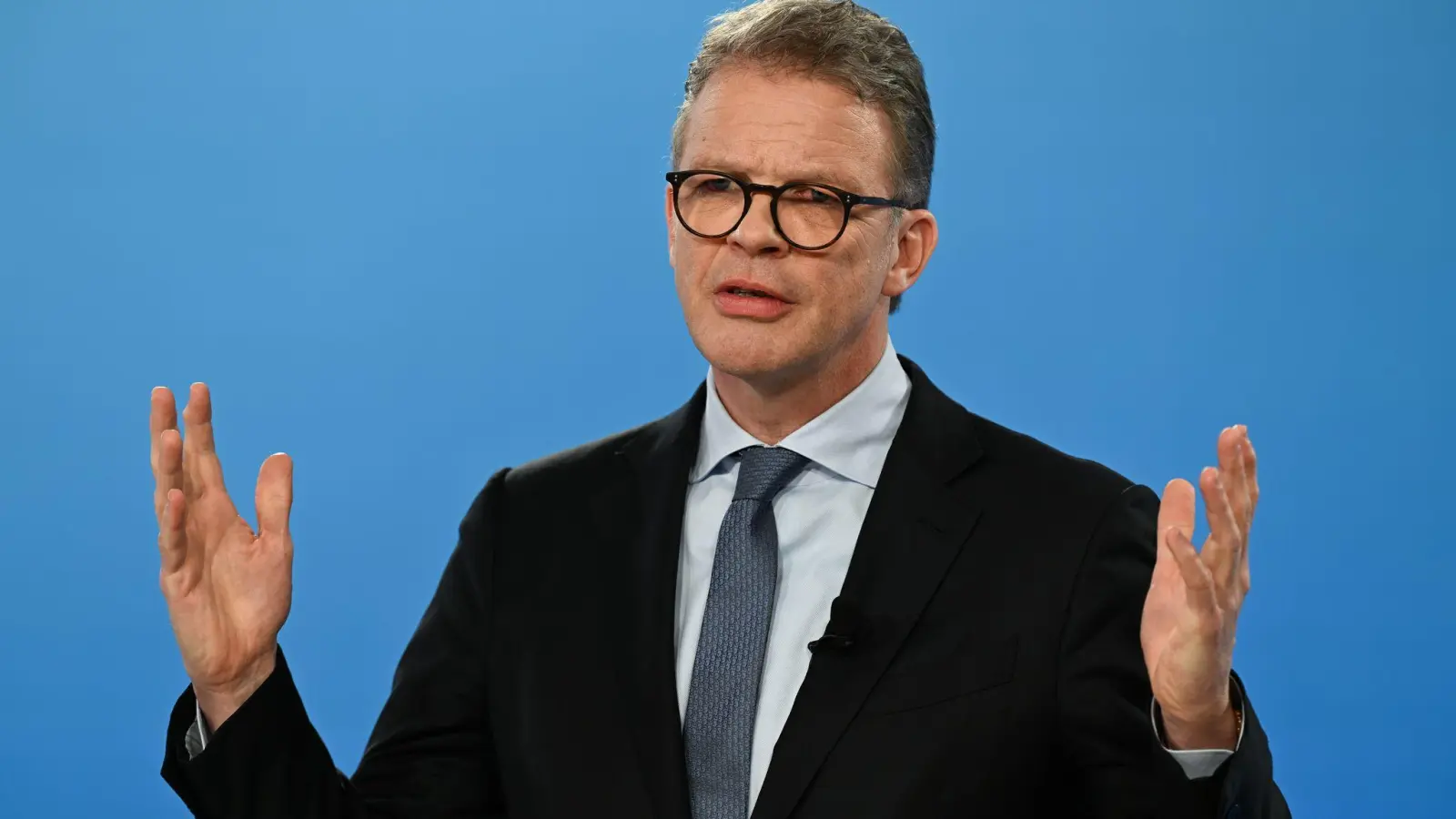 Nach Razzia wegen Geldwäscheverdachts: Konzernchef Sewing sagt Zusammenarbeit mit den Behörden zu. (Archivbild) (Foto: Arne Dedert/dpa)