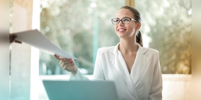 Mit dem Eintritt ins Berufsleben tauchen auch neue Risiken auf. Informieren Sie sich, welche Versicherungen für Arbeitnehmer sinnvoll sind. (Foto: Pexels)