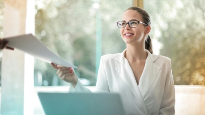 Mit dem Eintritt ins Berufsleben tauchen auch neue Risiken auf. Informieren Sie sich, welche Versicherungen für Arbeitnehmer sinnvoll sind. (Foto: Pexels)