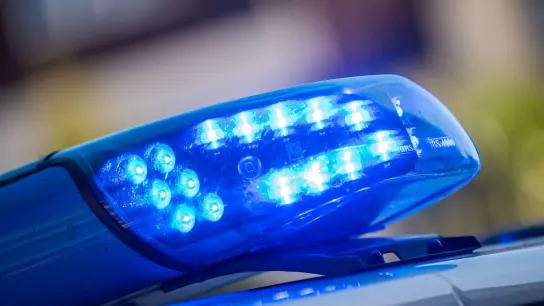 Ein Blaulicht leuchtet auf dem Dach eines Streifenwagens der Polizei. (Foto: Lino Mirgeler/dpa/Symbolbild)
