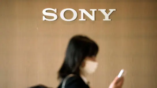 Sony leidet weiter unter der Chip-Krise. (Foto: Eugene Hoshiko/AP/dpa)