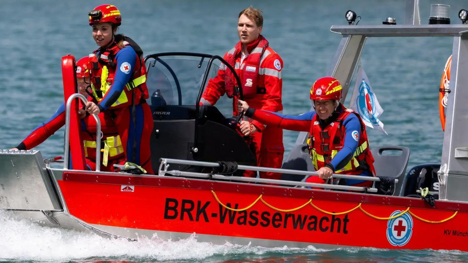 Taucher der Wasserwacht finden den toten 23-Jährigen in etwa acht Metern Tiefe. (Symbolbild) (Foto: A4366 Sven Hoppe/dpa)