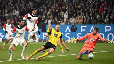 Der Einsatz von BVB-Keeper Gregor Kobel (r) in Frankfurt steht auf der Kippe. (Archivbild) (Foto: Arne Dedert/dpa)
