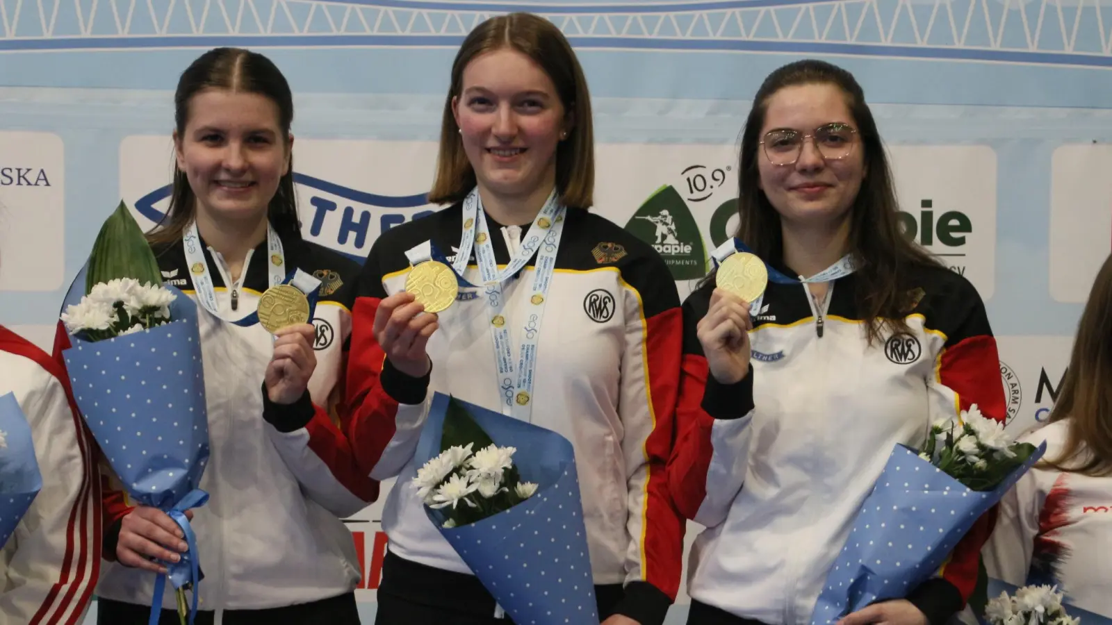 Mit Blumen und Goldmedaille: Xenia Mund, Theresa Schnell und Alyssa Ott (von links). (Foto: Luis Eichenseer)