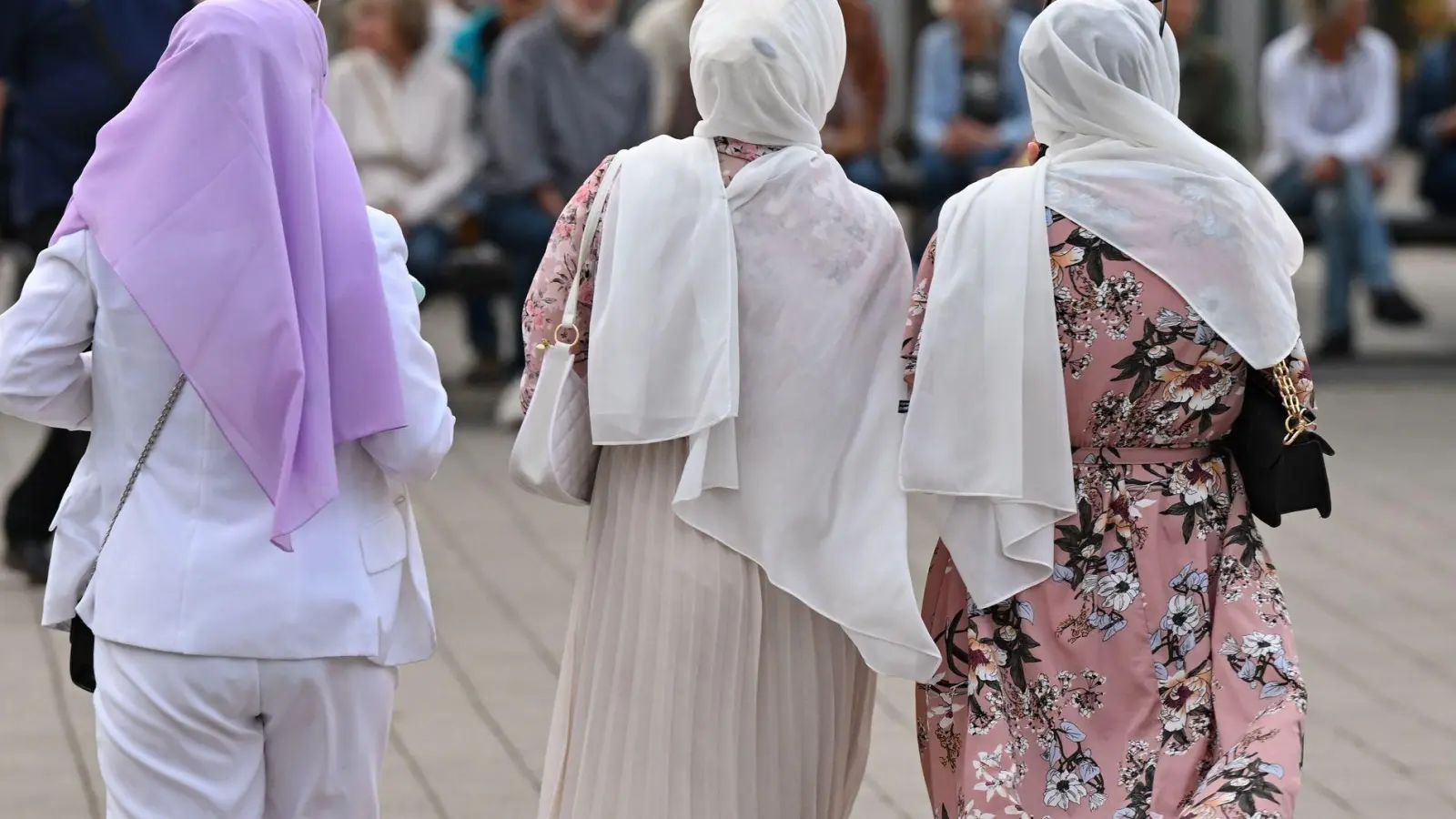 Frauen, die Kopftuch tragen, werden besonders häufig zur Zielscheibe. (Symbolbild) (Foto: Patrick Pleul/dpa)