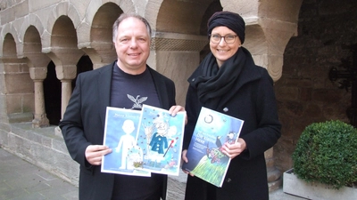 Freuen sich auf viele, individuell gestaltete „kleine Hexen”: Dr. Maria Wüstenhagen, Leiterin des Kulturbüros und Dramaturgin der Kreuzgangspiele, und Sebastian Engmann, Teamleiter im Kulturbüro. (Foto: Jasmin Kiendl)