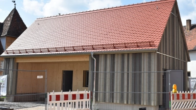 Die neue Remise auf dem Festplatz vor der Schlossscheune in Neuhof soll im Rahmen des Bayerischen Heimat-Erlebnistags, der ein Fest für das ganze Dorf werden soll, am 3. Mai um 13 Uhr eingeweiht werden. (Foto: Ute Niephaus)