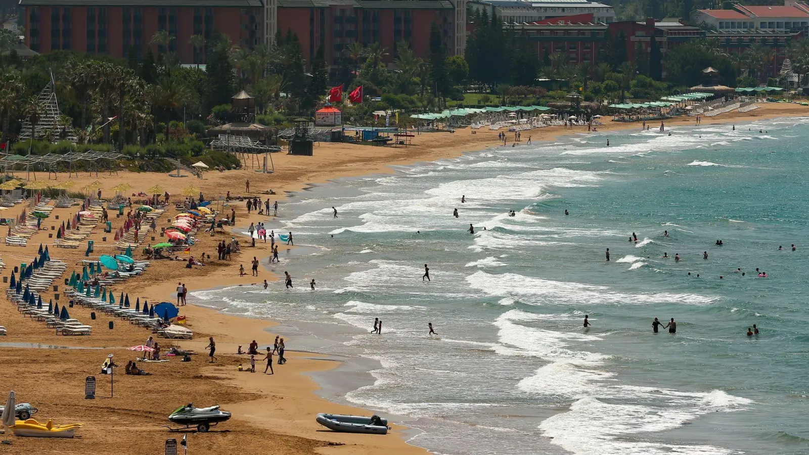Laut Kritikern könnte durch die neue Regelung eine zehntägige Arbeitswoche zur Normalität werden. (Archivbild) (Foto: Emrah Gurel/AP/dpa)