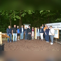 Nach der Enthüllung des neuen Grenzsteins: Unser Foto zeigt die Vertreterinnen und Vertreter der Vermessungsämter, der Politik sowie die Feldgeschworenen. (Foto: Peter Tippl)