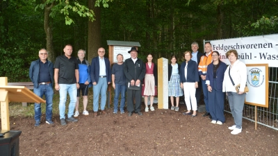 Nach der Enthüllung des neuen Grenzsteins: Unser Foto zeigt die Vertreterinnen und Vertreter der Vermessungsämter, der Politik sowie die Feldgeschworenen. (Foto: Peter Tippl)