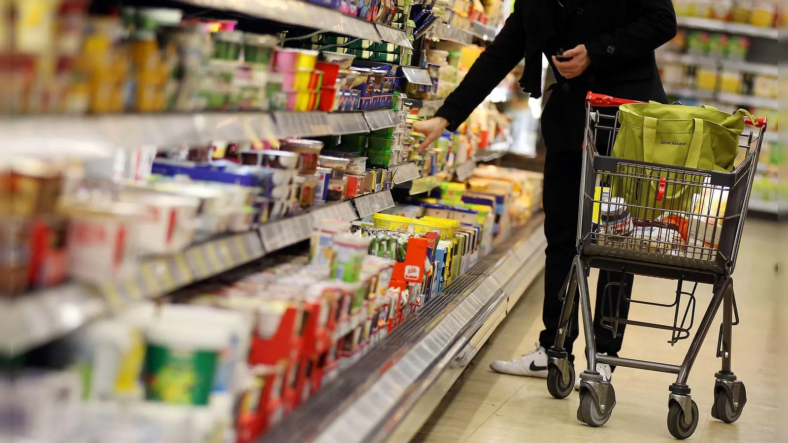 Nur wenige Verbraucher prüfen beim Einkauf, ob sich die Inhalte eines Produktes geändert haben. (Foto: Oliver Berg/dpa)
