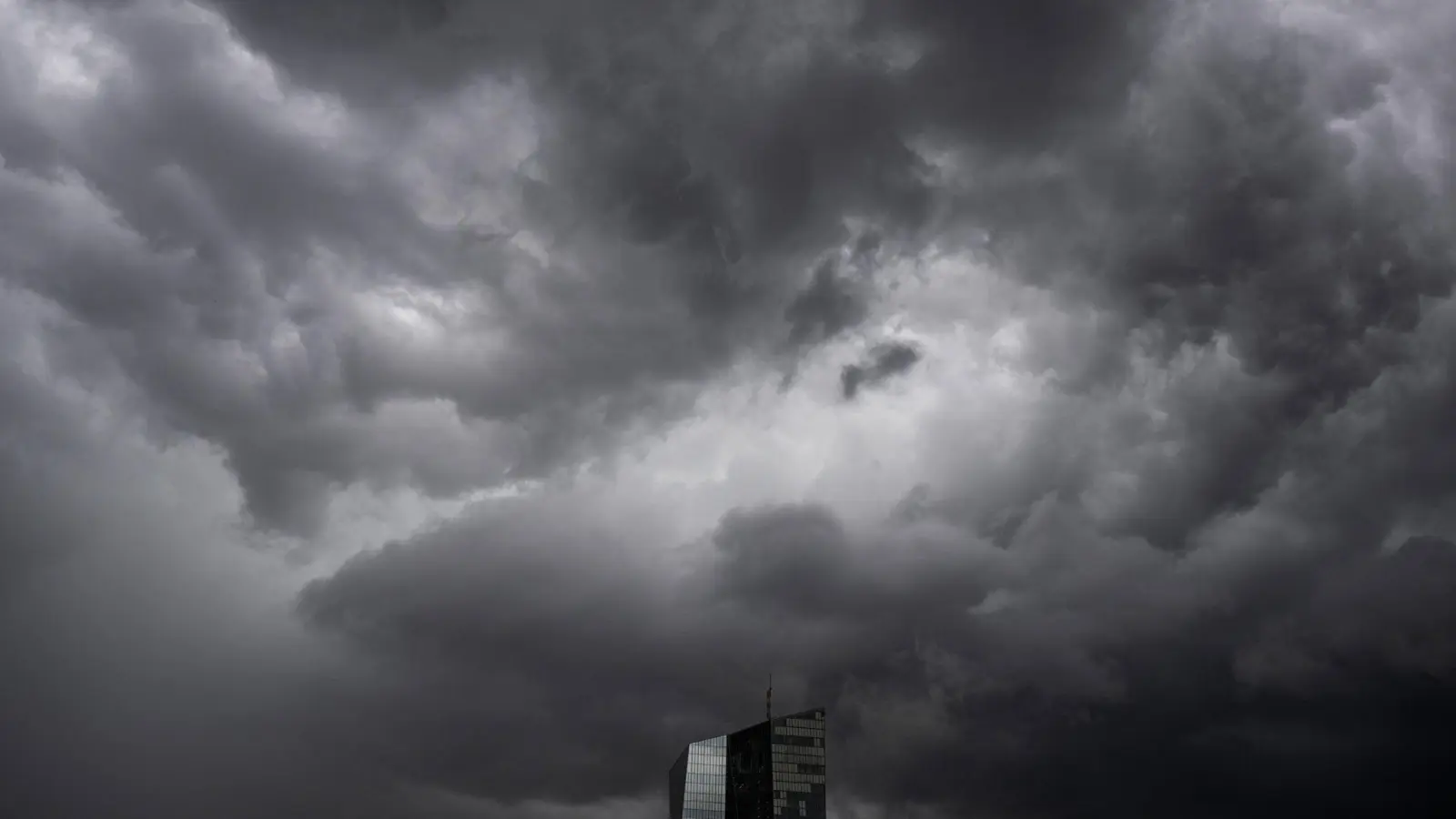 Die Bankenaufsicht der Europäischen Zentralbank (EZB) nimmt regelmäßig die Krisenfestigkeit großer Banken im Euroraum unter die Lupe. (Symbolbild) (Foto: Boris Roessler/dpa)