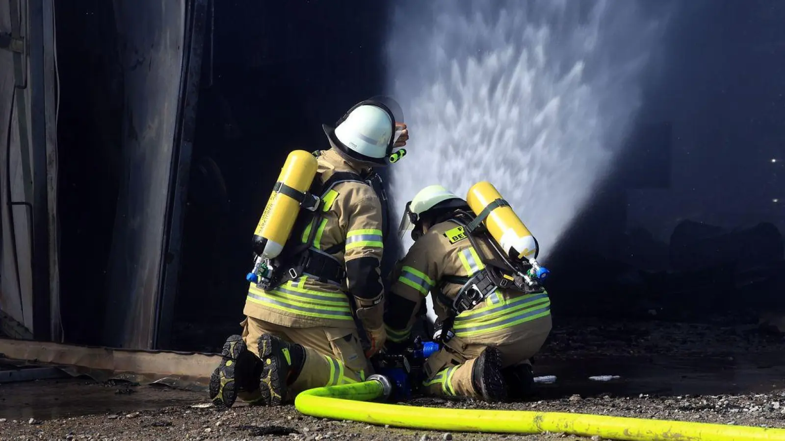 Die Feuerwehr bekämpfte das Feuer. (Foto: Karl-Josef Hildenbrand/dpa)