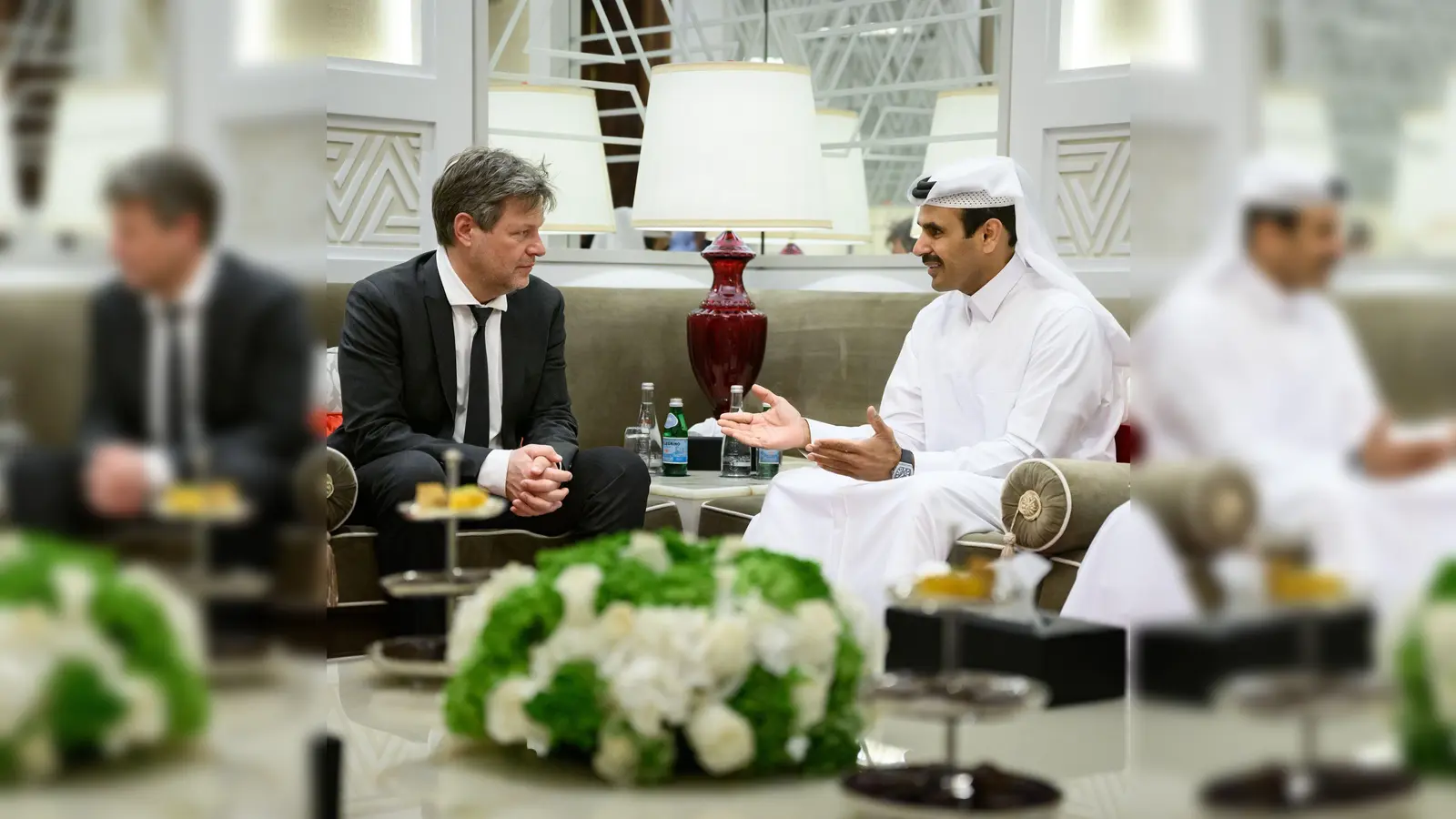 Bundeswirtschaftsminister Robert Habeck im Gespräch mit Saad Scharida al-Kaabi, Energieminister von Katar. (Foto: Bernd von Jutrczenka/dpa)