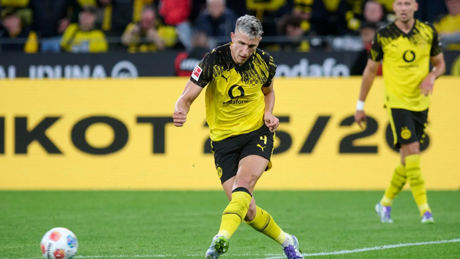 Nico Schlotterbeck ist auch wegen seiner Pässe für den BVB wichtig. (Foto: Bernd Thissen/dpa)