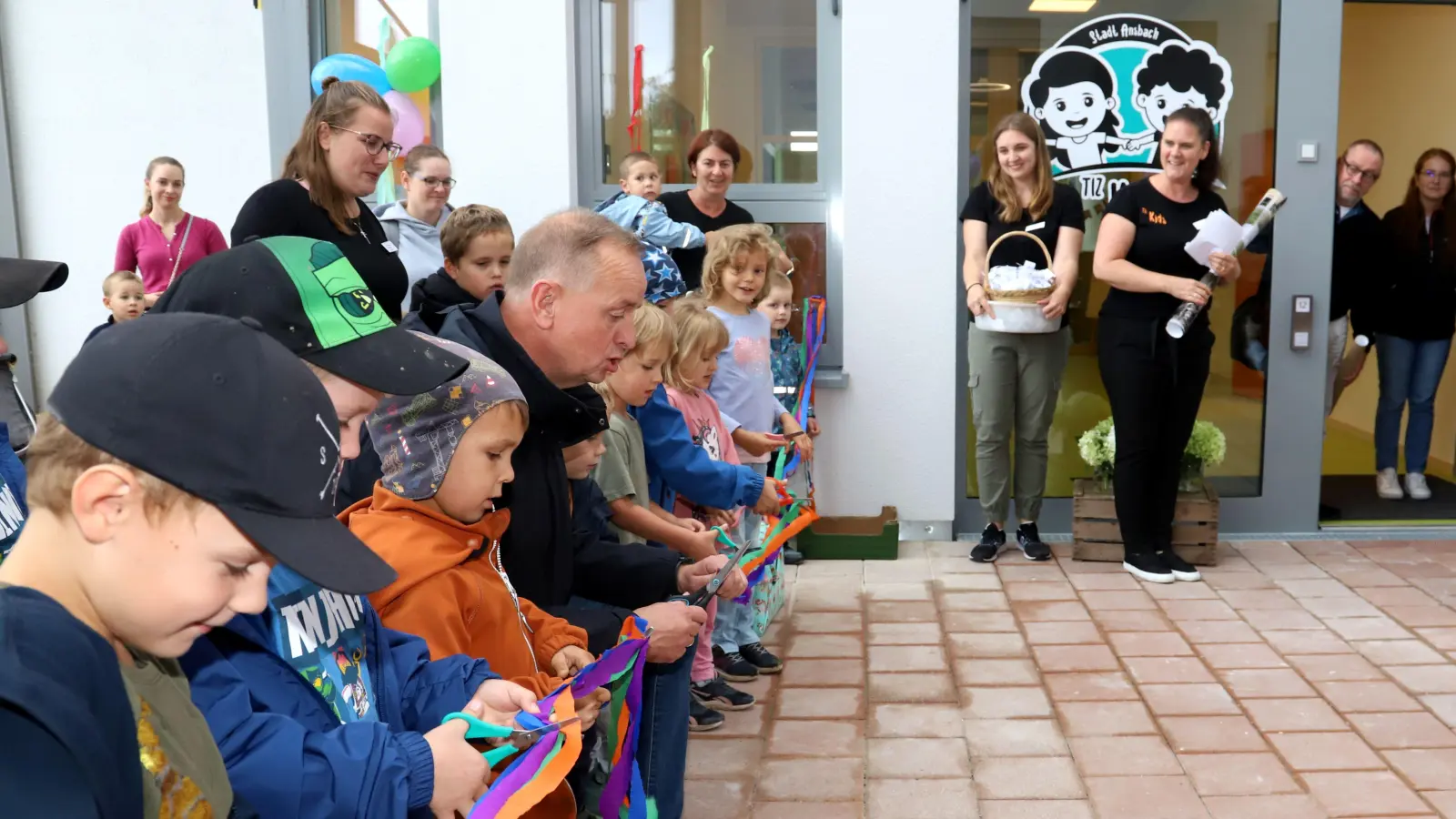 Die bisher letzte Baumaßnahme im Kita-Bereich betraf die TIZ-Kids: OB Thomas Deffner durchschnitt Ende Juli mit Kindern das symbolische Band. (Archivbild: Oliver Herbst)