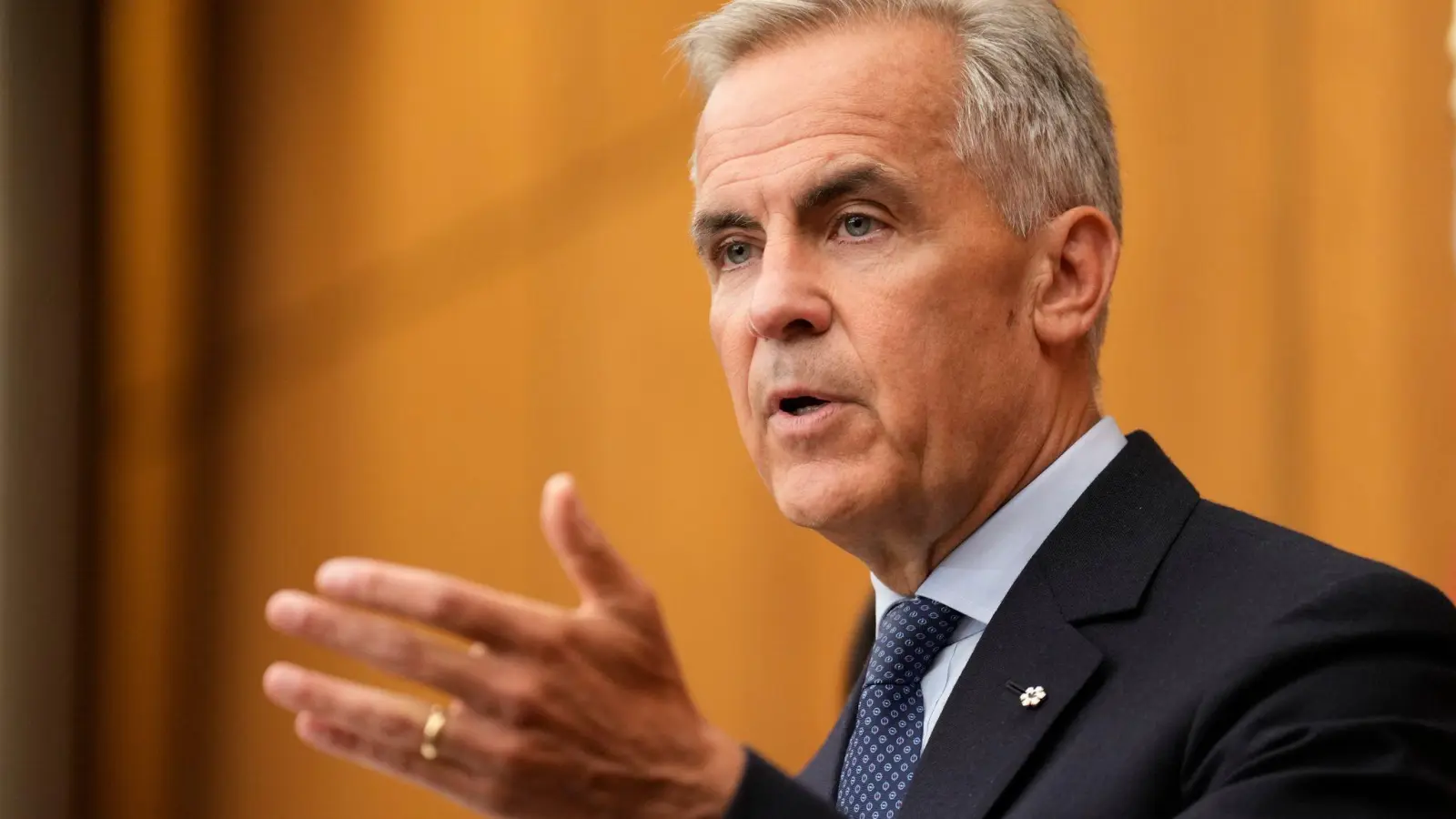 Zeichen des guten Willens: Kanadas Premier Carney (Foto: Adrian Wyld/The Canadian Press/AP/dpa)