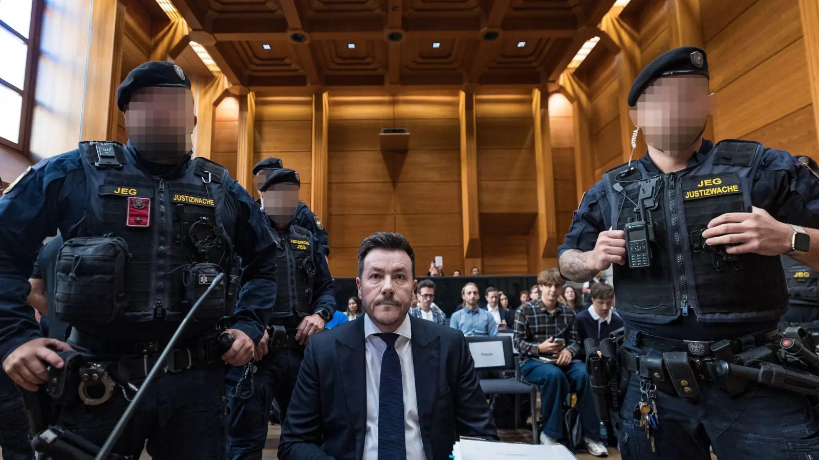 Der Investor René Benko kommt nach langer U-Haft in den elektronisch überwachten Hausarrest (Foto: Expa/ Johann Groder/APA/dpa)