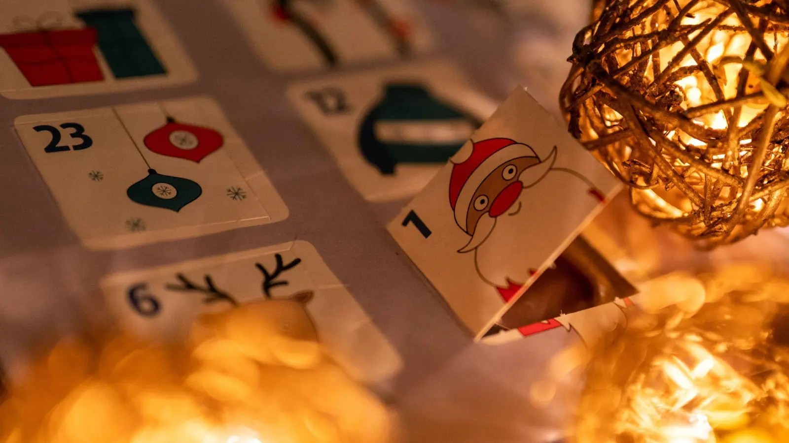 Klassisch und beliebt: Adventskalender mit Schokolade. (Foto: Monika Skolimowska/dpa/dpa-tmn)