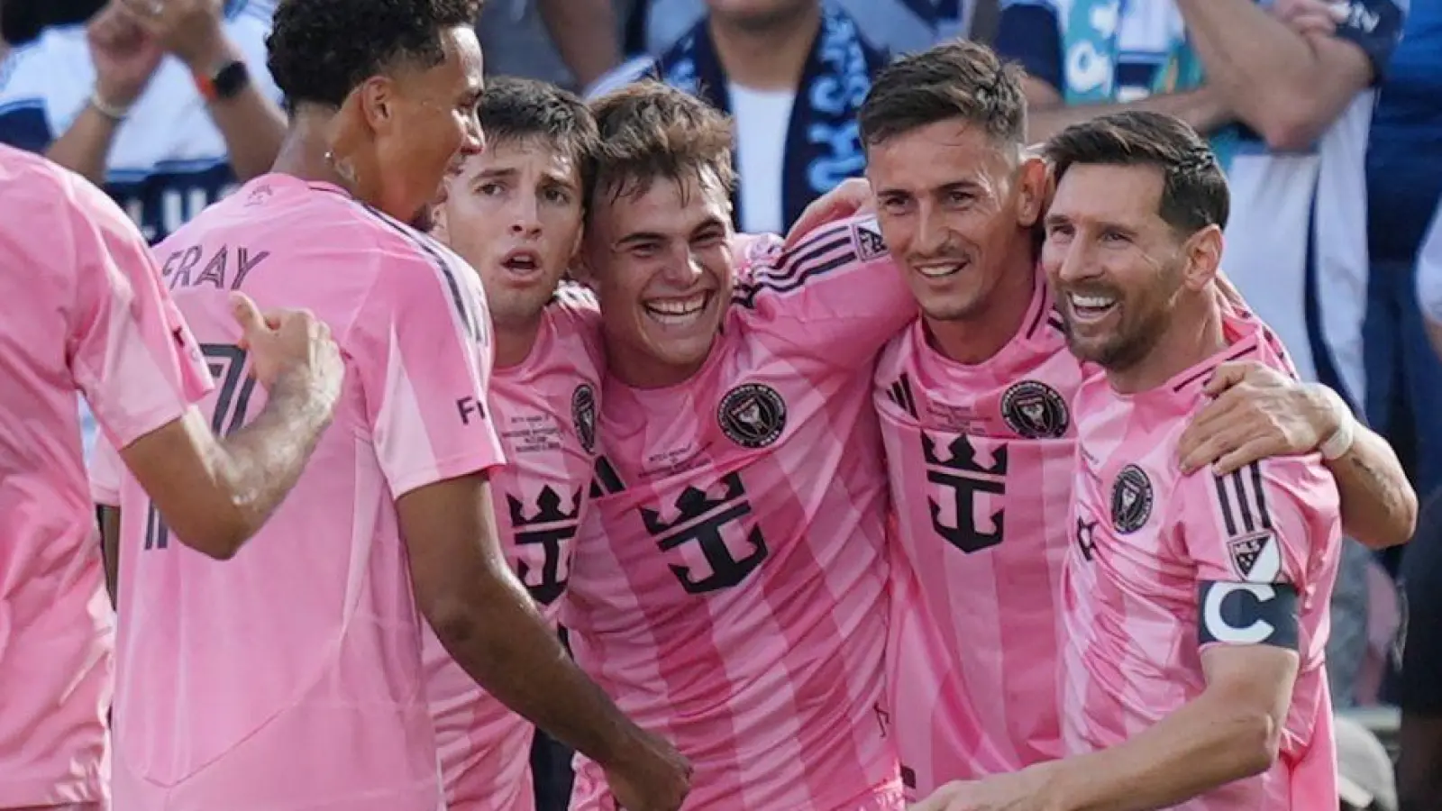 Miami jubelt über das 1:0 - ein Eigentor von Vancouver-Profi Ocampo. (Foto: Rebecca Blackwell/AP/dpa)