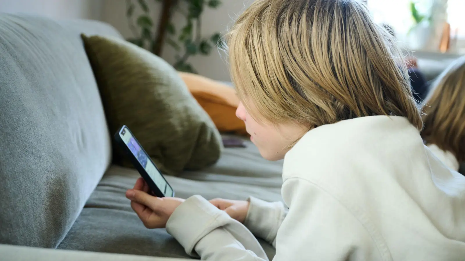 Zwei Drittel der Menschen in Deutschland (66 Prozent) sprechen sich für die Einführung eines Verbots von sozialen Medien für Kinder unter 14 Jahren aus. (Symbolbild) (Foto: Annette Riedl/dpa)