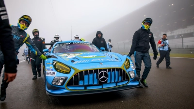 Die Mechaniker schieben den Rennwagen von Maximilian Götz zurück auf die Strecke für den Neustart, im Hintergrund die dichten Nebelschwaden am Nürburgring. (Foto: Gruppe C Photography)