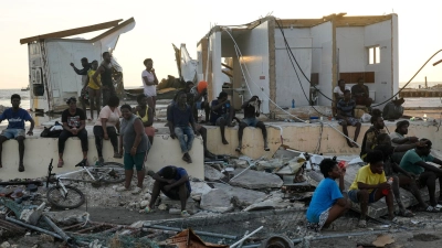 Die auch bei Touristen beliebte Ortschaft Black River, die im 17. Jahrhundert gegründet wurde, ist komplett zerstört.  (Foto: Matias Delacroix/AP/dpa)