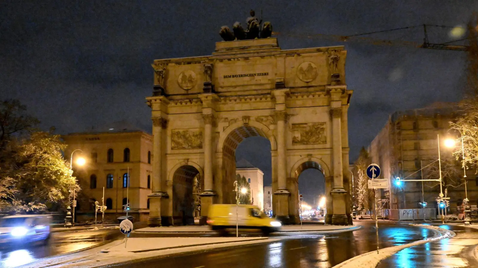 Etwa eine Stunde lang wurde Robert Habeck im Januar als Grünen-Kanzlerkandidat per Projektion an dem Denkmal beworben. (Archivbild) (Foto: Felix Hörhager/dpa)