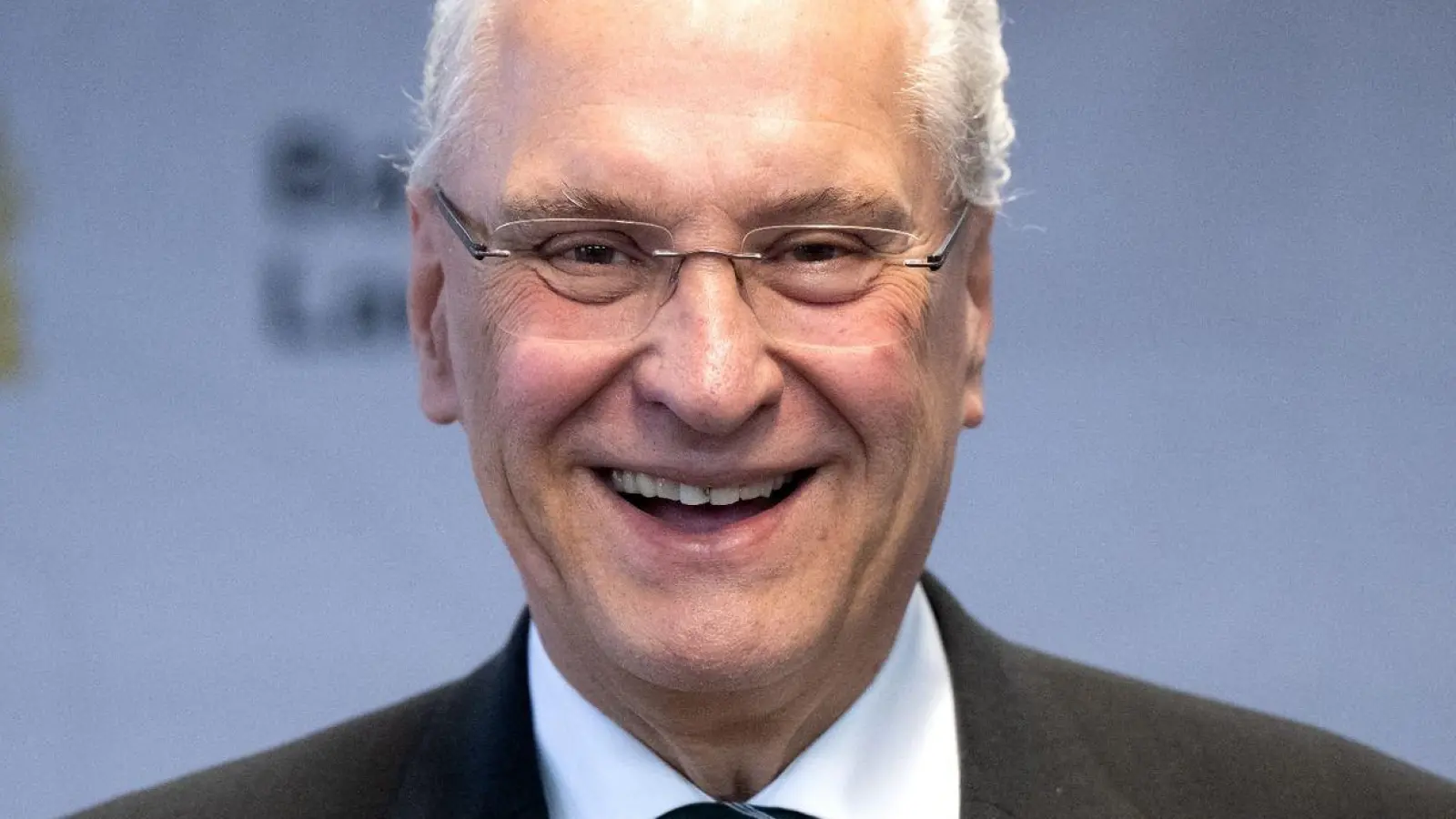 Joachim Herrmann (CSU), Innenminister von Bayern, lächelt. (Foto: Sven Hoppe/dpa/Archivbild)