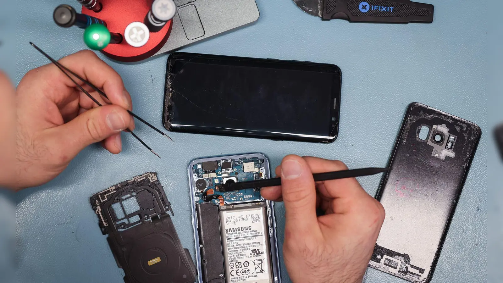 Das Recht auf Reparatur soll dazu beitragen, dass bestimmte Produkte länger genutzt werden und weniger Müll produziert wird. (Symbolbild) (Foto: Christian Charisius/dpa)