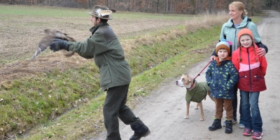 Danilo Batz ließ Mäusebussard Malu wieder in die Freiheit. Traurig, aber gleichzeitig auch glücklich waren die Lebensretter des Greifvogels: Mutter Nina Möhring mit ihren Kindern Lukas und Marie sowie Hund Ceva. (Foto: Christa Frühwald)