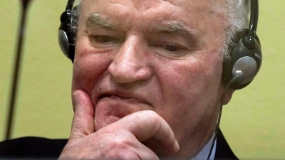Während seines Strafverfahrens in Den Haag zeigte der Ex-General keine Reue, pöbelte und randalierte sogar im Gerichtssaal. (Archivbild)  (Foto: Peter Dejong/AP Pool/dpa)