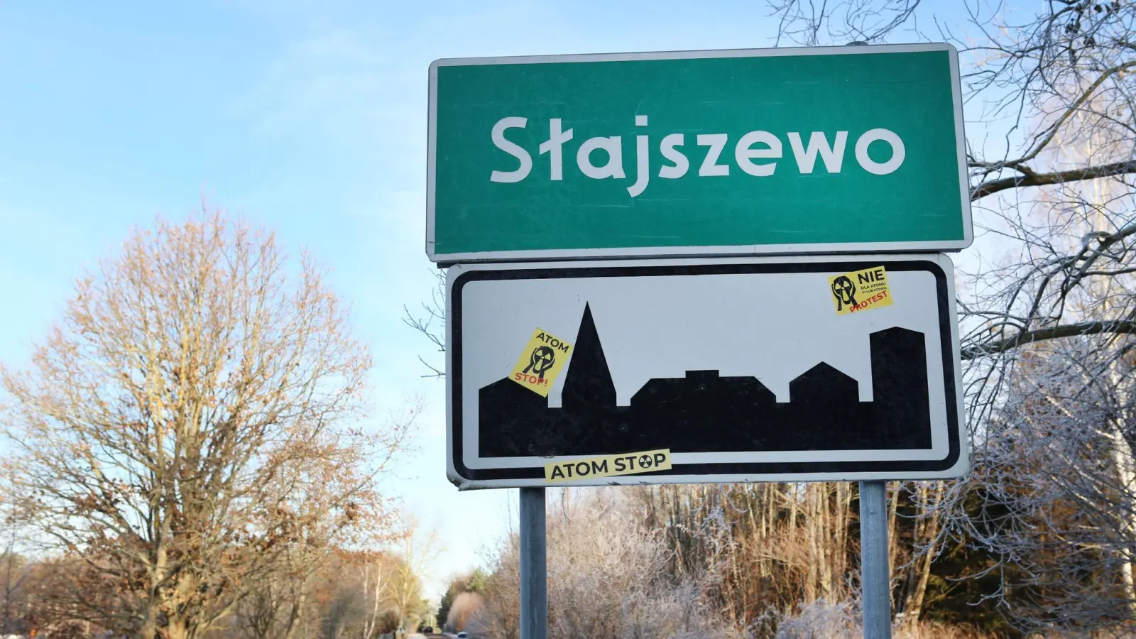 Aufkleber mit der Aufschrift „Nein zum Atom“ und „Atom Stop“ kleben am Ortsschild von Slajszewo. (Foto: Doris Heimann/dpa)