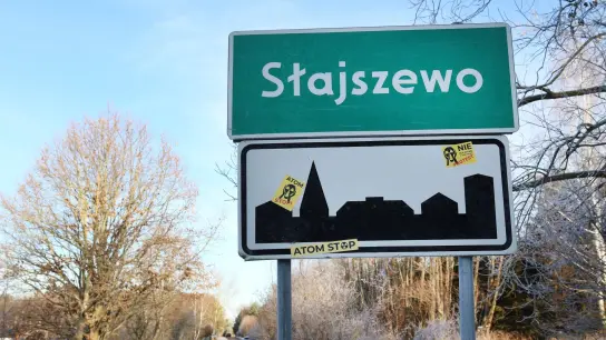 Aufkleber mit der Aufschrift „Nein zum Atom“ und „Atom Stop“ kleben am Ortsschild von Slajszewo. (Foto: Doris Heimann/dpa)