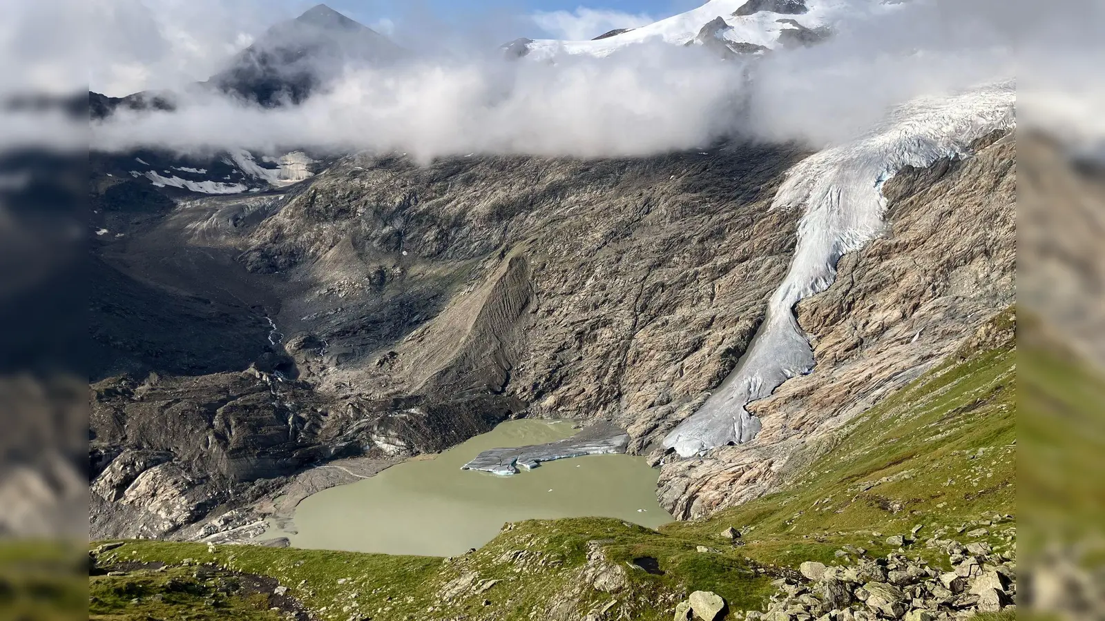 Wo vor sechs Jahren noch Eis war, hat sich jetzt ein See gebildet. (Foto: Sabine Dobel/dpa)