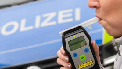 Gleich zweimal musste die 44-Jährige in Dinkelsbühl pusten. Der traurige Spitzenwert lag bei 3,02 Promille. (Symbolbild: Julian Stratenschulte/dpa)