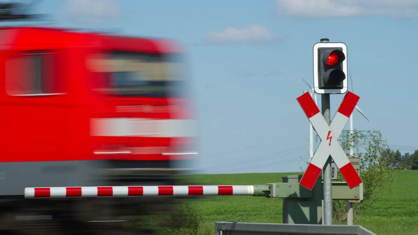 Ein Lkw-Fahrer zog das Auto der 78-Jährigen von den Gleisen, Sekunden bevor ein Zug durchfuhr. (Symbolbild) (Foto: Patrick Pleul/dpa-Zentralbild/dpa)