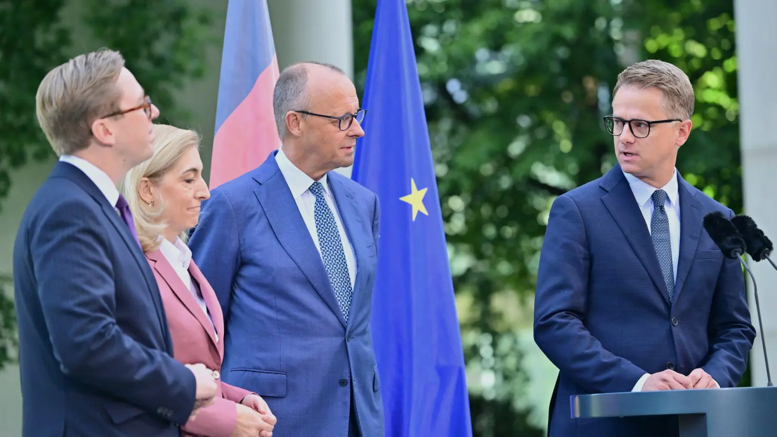 Noch ist offen, wie es mit der Regierungsumbildung weitergeht.  (Foto: Sebastian Gollnow/dpa)