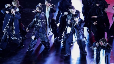 Nach vier Jahren Pause wird BTS beim ersten Auftritt in Seoul mit viel Jubel empfangen.  (Foto: Kim Hong-Ji/Pool Reuters/AP/dpa)