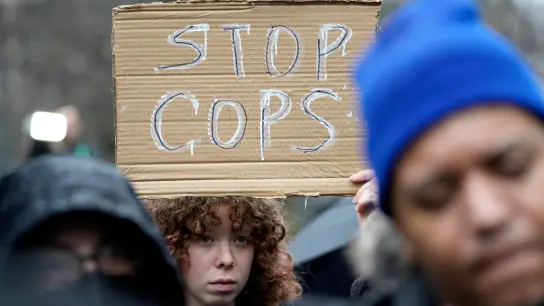 Nach dem Tod von Tyre Nichols: Demonstranten protestieren in Memphis gegen Polizeigewalt. (Foto: Gerald Herbert/AP/dpa)