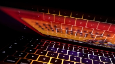 Die Tastatur eines Laptops spiegelt sich im  Bildschirm: Nach jahrelangen Ermittlungen zu millionenschwerem Anlagebetrug im Internet ist Fahndern ein großer Schlag gelungen. (Foto: Karl-Josef Hildenbrand/dpa)