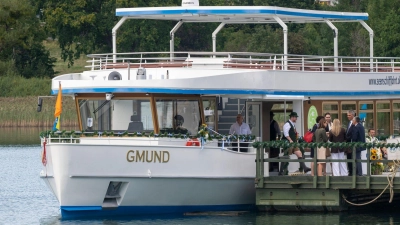 Charlotte Knobloch taufte das Schiff auf den Namen „Gmund“.  (Foto: Peter Kneffel/dpa)