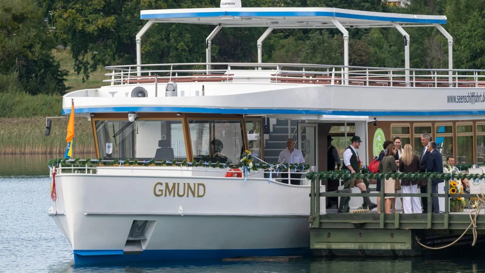 Charlotte Knobloch taufte das Schiff auf den Namen „Gmund“.  (Foto: Peter Kneffel/dpa)